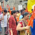 भगवान जगन्नाथ स्वामी की धवजा पताकाओ को घरों पर लगाने के लिए महिलाओं में अपार उत्साह
