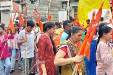 भगवान जगन्नाथ स्वामी की धवजा पताकाओ को घरों पर लगाने के लिए महिलाओं में अपार उत्साह