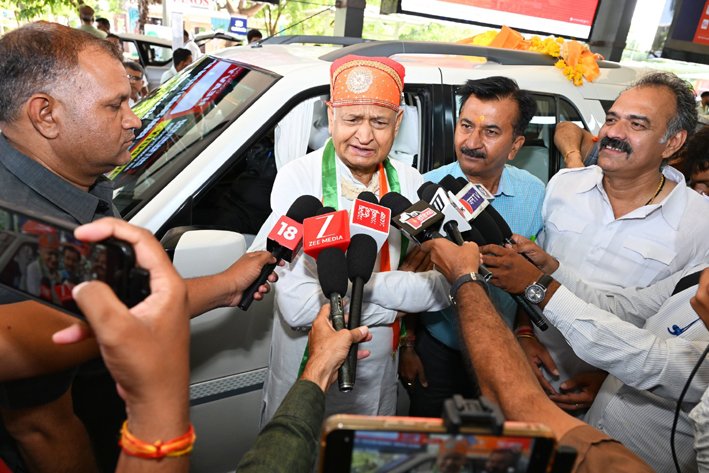 राजस्थान के यशस्वी पूर्व मुख्यमंत्री अशोक गहलोत का डबोक एयरपोर्ट पर उदयपुर देहात जिला कांग्रेस द्वारा स्वागत किया गया