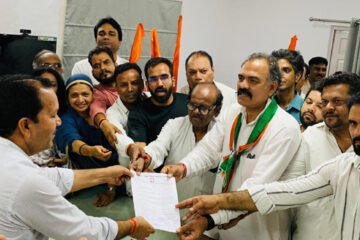  विद्युत कटौती के विरोध एवं अनियमित हो रही कटौती का स्थायी समाधान निकालने को लेकर उदयपुर शहर जिला कांग्रेस कमेटी ने दिया ज्ञापन