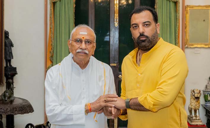 विहिप के राष्ट्रीय अध्यक्ष दिनेशजी व डॉ. लक्ष्यराज सिंह मेवाड़ के बीच सिटी पैलेस में शिष्टाचार भेंट हुई