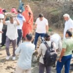 राजसमंद : श्रमदान: कलक्टर और सीईओ ने तगारी, गेती और फावड़े उठाकर किया श्रमदान