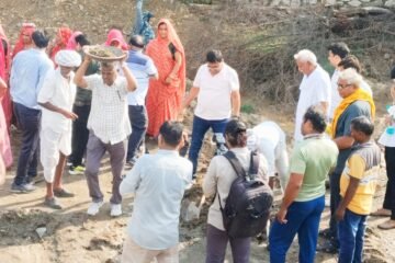 राजसमंद : श्रमदान: कलक्टर और सीईओ ने तगारी, गेती और फावड़े उठाकर किया श्रमदान