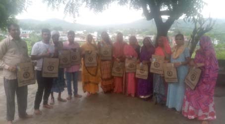 एमआई द्वारा कपड़े की थैलियां एवं जीवन रक्षक कीट वितरित