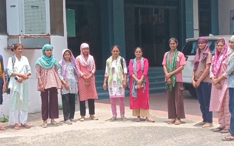 डूंगरपुर : आदिवासियों बेटियों को हॉस्टल में खिलाया जा रहा है कीड़े वाला खाना