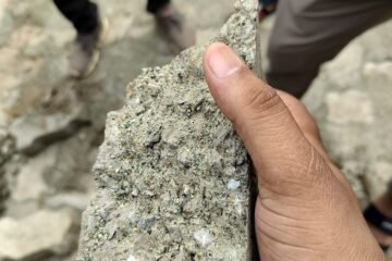 रामसागड़ा–चुंडावाड़ा सड़क निर्माण के आरोप, घटिया ब्लॉकों से हो रहा इंटरलॉकिंग, वाहन चढ़ते ही टूट रहे सीमेंट ब्लॉक