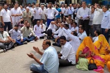 मावली में ब्लॉक कांग्रेस कमेटी के कार्यकर्ताओं ने विभिन्न मांगों को लेकर किया विरोध प्रदर्शन, राज्यपाल के नाम सौपा ज्ञापन