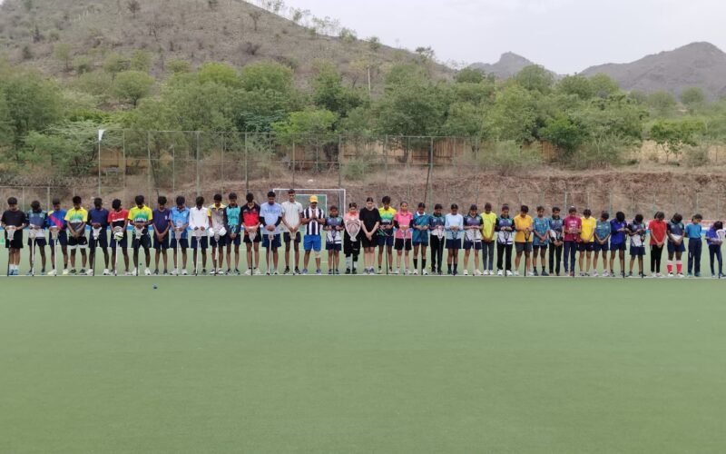 विमान दुर्घटना में दिवंगतों को लेक्रोज खिलाड़ियों ने दी भावभीनी श्रद्धांजलि