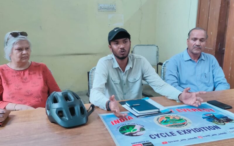 हरियाली का सपना लेकर साइकिल पर सवार सुबोध पहुंचे उदयपुर