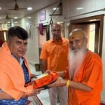 पूज्य महामंडलेश्वर सोमेश्वर गिरि जी महाराज ने डॉ. प्रदीप कुमावत का किया अभिनंदन प्रदान की उपाधि