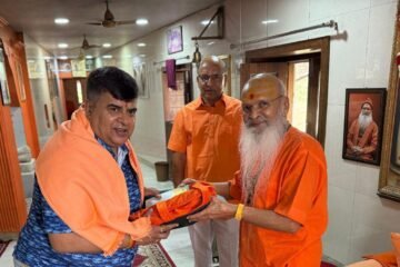 पूज्य महामंडलेश्वर सोमेश्वर गिरि जी महाराज ने डॉ. प्रदीप कुमावत का किया अभिनंदन प्रदान की उपाधि