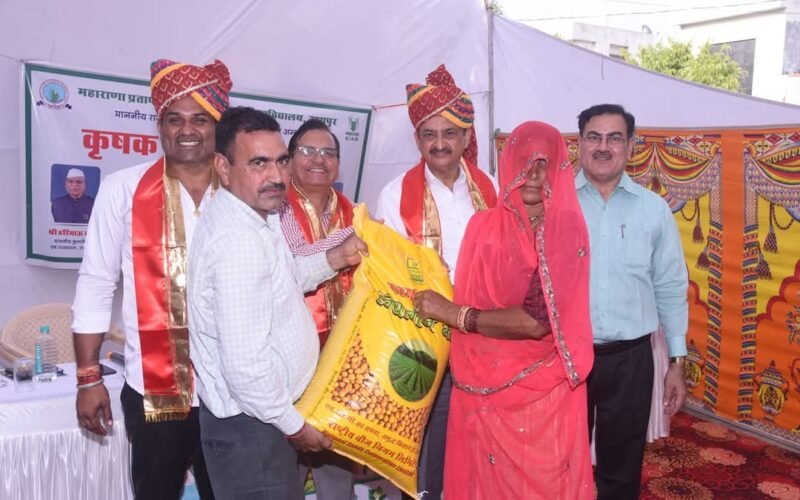 हींता मेें कृषक संवाद व गोष्ठी