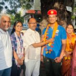 पानी पुरी का ठेला लगाने वाले के बेटे ने जेईई क्रेक किया, सांसद डॉ रावत ने उसी ठेले पर जाकर मनन का अभिनंदन किया