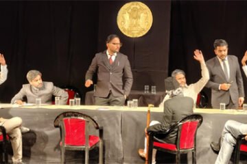 शिल्पग्राम में मंचित हुआ चर्चित नाटक ‘12 एंग्री मैन’, दर्शकों ने सराहा जीवंत अभिनय