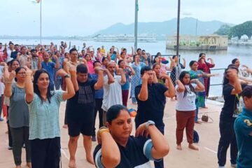विश्व योग दिवस पर आलोक संस्थान एवं जिला प्रशासन के संयुक्त तत्वावधान में गणगौर घाट पर हुआ भव्य योग आयोजन