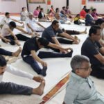 महावीर जैन विद्यालय में 100 से अधिक महिला-पुरूषों ने किया योगा