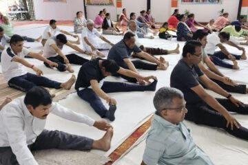 महावीर जैन विद्यालय में 100 से अधिक महिला-पुरूषों ने किया योगा