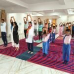 महेश सेवा संस्थान में बच्चों-बड़ों ने उत्साह से किये योगासन