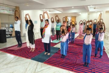 महेश सेवा संस्थान में बच्चों-बड़ों ने उत्साह से किये योगासन