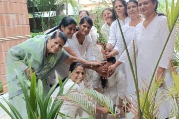 माहेश्वरी महिला गौरव ने किया वृक्षारोपण