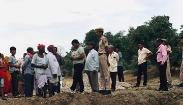 ठेकेदार द्वारा आम रास्ते में बन रहे एनिकट का काम नहीं रोकने पर मौके पर पहुंचे एसडीएम, लगाई फटकार