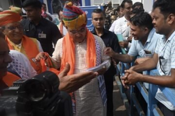 शारीरिक शिक्षक संघ के सदस्यों ने तृतीय श्रेणी शिक्षकों के स्थानातंरण व शारीरिक शिक्षकों की पदोन्नति को लेकर मुख्यमंत्री को ज्ञापन सौंपा