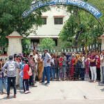स्कूटी नहीं मिली तो भड़की छात्राएं: कॉलेज गेट पर लगाया ताला