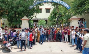 स्कूटी नहीं मिली तो भड़की छात्राएं: कॉलेज गेट पर लगाया ताला