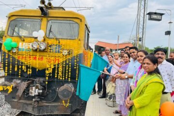 रामेश्वरम तीर्थ यात्रा पर रवाना हुए 800 वरिष्ठ नागरिक, एसी ट्रेन की विशेष सुविधा