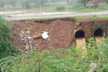 भारी बारिश से कनबई छतरी तालाब पुलिया से मिट्टी हटी : दुर्घटना की आशंका