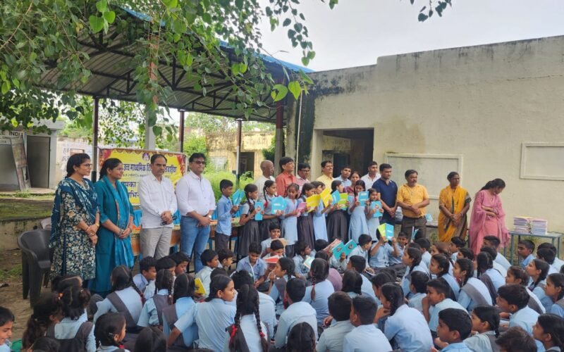 समाज सेवा की ओर एक कदम – लायंस क्लब अशोका ने जरूरतमंद बच्चों को वितरित किए स्कूल बैग और नोटबुक्स