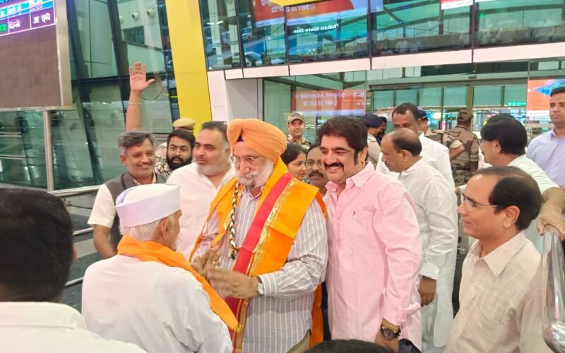 अखिल भारतीय कांग्रेस कमेटी महासचिव एवं राजस्थान प्रभारी सुखजिंदर सिंह रंधावा का एयरपोर्ट आने पर स्वागत किया