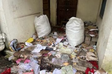 राजस्व संबंधी दस्तावेजों पर बिखरी धूल, बारिश ने तहसील के रिकॉर्ड को धोया