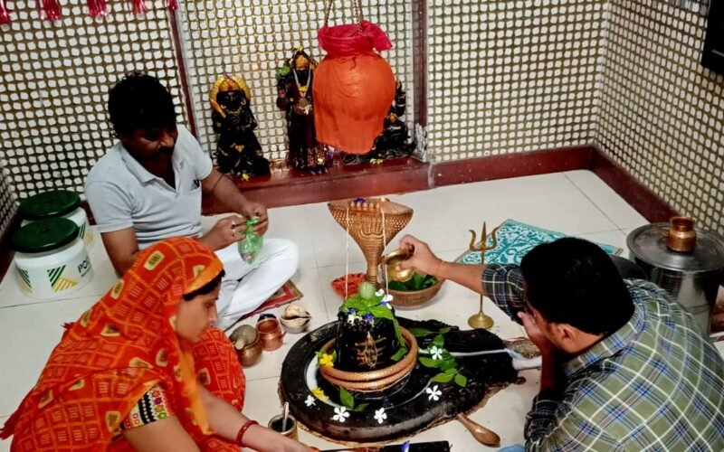 सिद्धेश्वर महादेव पर श्रद्धालुओं ने किया जलाभिषेक के साथ दुग्धाभिषेक