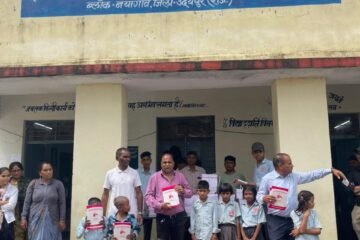 भामाशाह द्वारा स्टेशनरी वितरण