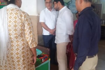 कलक्टर पहुंचने नारी निकेतन, किशोरियों से किया संवाद