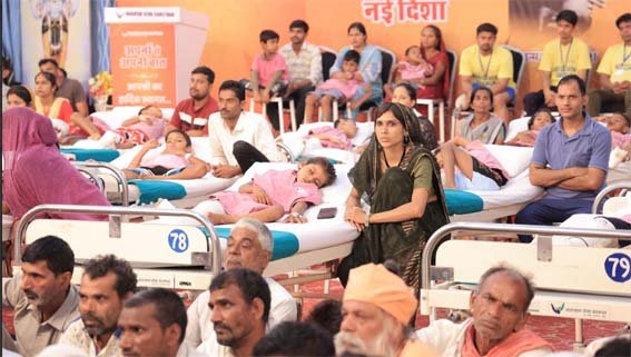 कर्ज से मुक्ति के लिए दिव्यांग बेटी के पिता को दिया 4 लाख का चेक