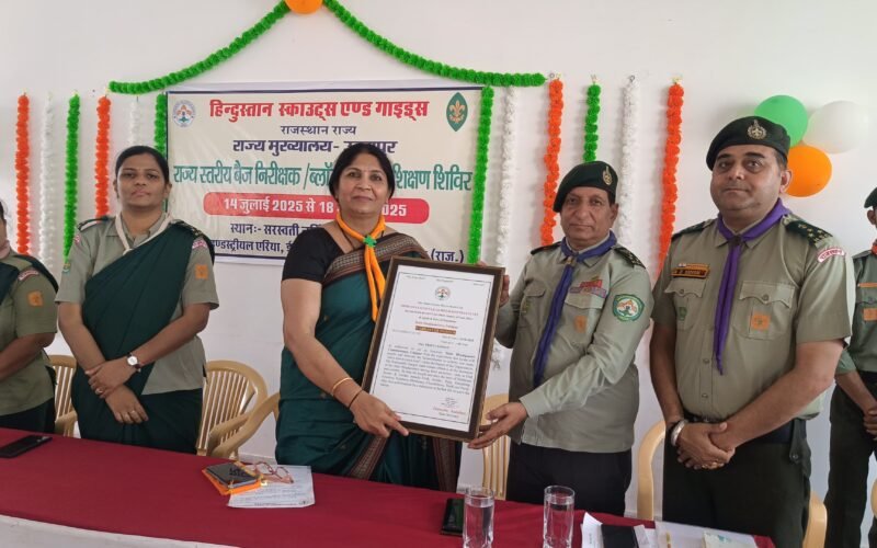 शिविर में पहुंचे जनप्रतिनिधि और अतिथियों का किया अभिनंदन