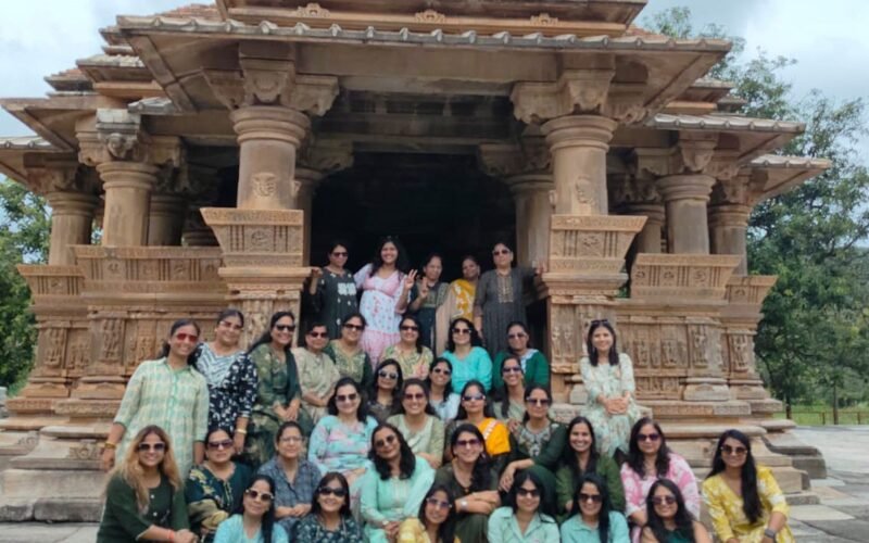  प्रभा बहू मंडल की सदस्याओं ने किये प्रभु एकलिंग नाथ के दर्शन व सास बहू स्मारक का भ्रमण