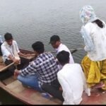  विद्यालय का निरीक्षण करने नाव में बैठ कर निरीक्षण दल जाने को हुआ मजबूर