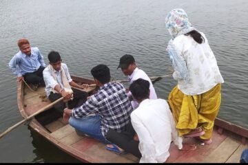  विद्यालय का निरीक्षण करने नाव में बैठ कर निरीक्षण दल जाने को हुआ मजबूर