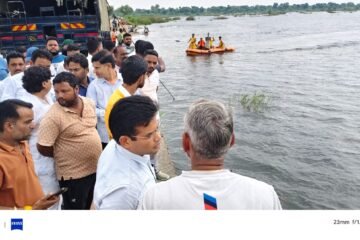 गूगल मैप से बंद मार्ग पर चले जाने से वाहन पानी के तेज बहाव में बहा, वाहन में सवार थे 9 व्यक्ति, 5 व्यक्तियों को सुरक्षित बचाया गया