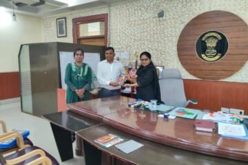 बालश्रम एवं मानव दुर्व्यापार की रोकथाम हेतु लिखित पुस्तक होप रिस्टॉर्ड जिला कलेक्टर को भेंट कर प्रतापगढ़ जिले को बालश्रम मुक्त बनाने की अपील