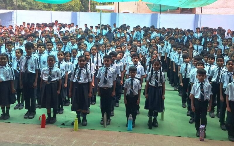 वोकल फ़ॉर लोकल थीम के साथ 1000 स्कूली बच्चों को स्वदेशी वस्तु अपनाने की दिलाई शपथ