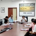 जर्जर भवनों को चिन्हित कर ध्वस्त करने की करे कार्यवाही, सर्वे कार्यों में लाए तेज़ी : जिला कलेक्टर