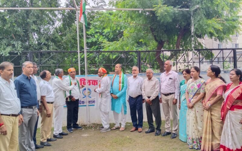 स्वतंत्रता दिवस पर महेश सेवा संस्थान में देशभक्ति की गूंज, शिक्षा संसाधन भी भेंट
