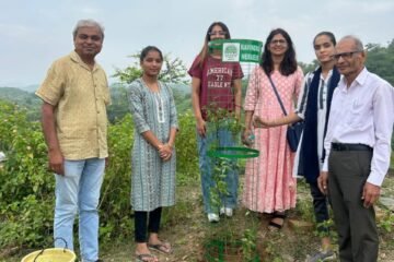 वरड़ा विद्यालय में देशभक्ति का अनूठा संगम — लाइव ड्रम्स, तिरंगा यात्रा और वृक्षारोपण