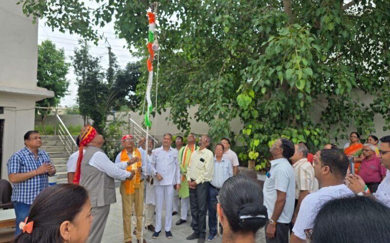 श्री चित्रगुप्त सभा उदयपुर द्वारा ध्वजारोहण एवं सम्मान समारोह हर्षोउल्लास से मनाया
