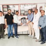 विद्यार्थियों को सामग्री वितरित