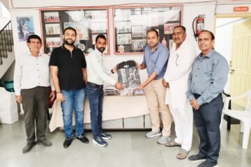 विद्यार्थियों को सामग्री वितरित